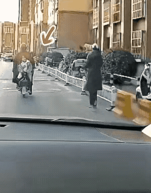 教科书式的安全逃离，为这个小女孩点赞！
小女孩面朝后、背靠爷爷坐在电车后座，电车