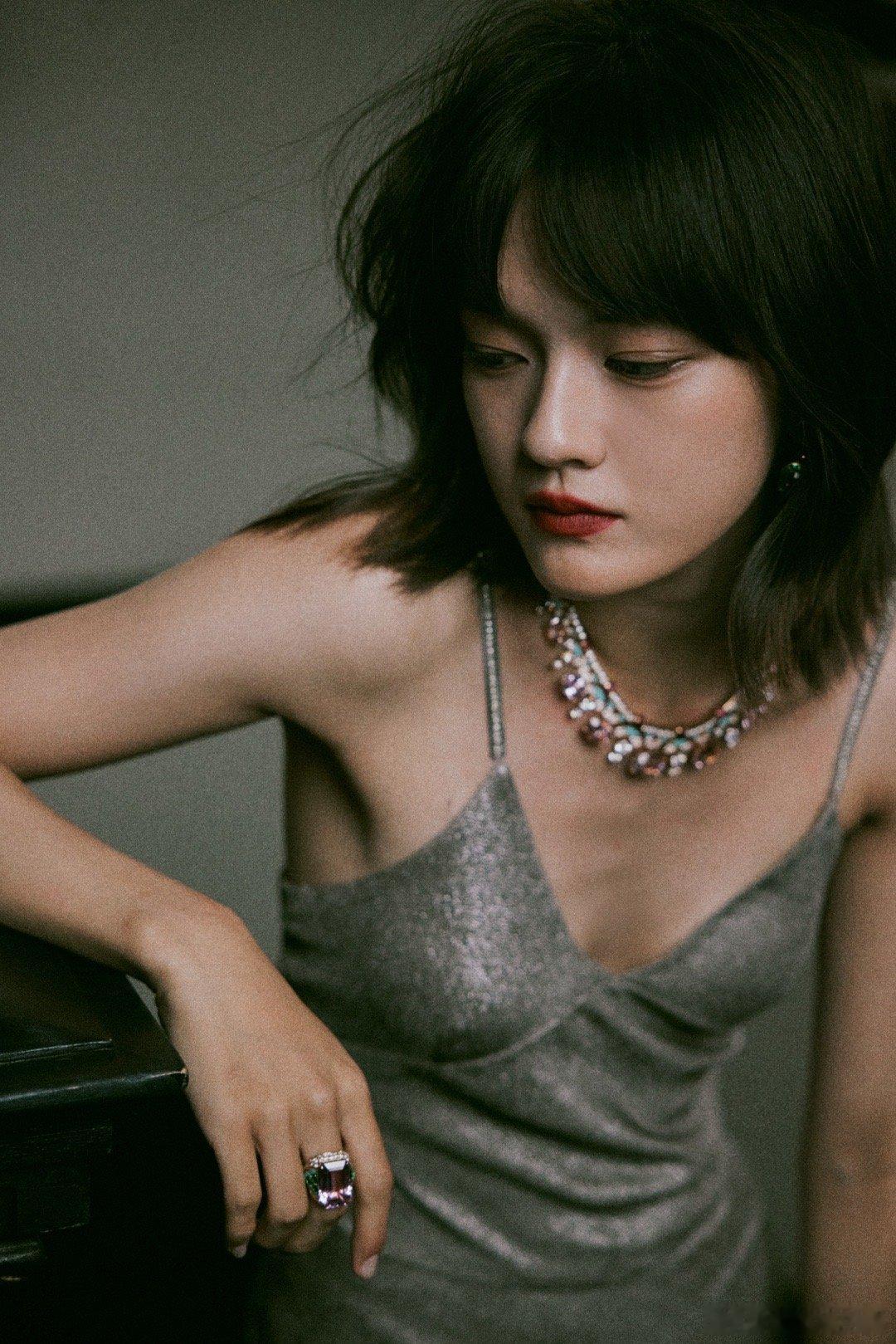 #文淇银色吊带裙#文淇的银色吊带裙又美出新高度了，这是我的理想型啊，这也太有细节