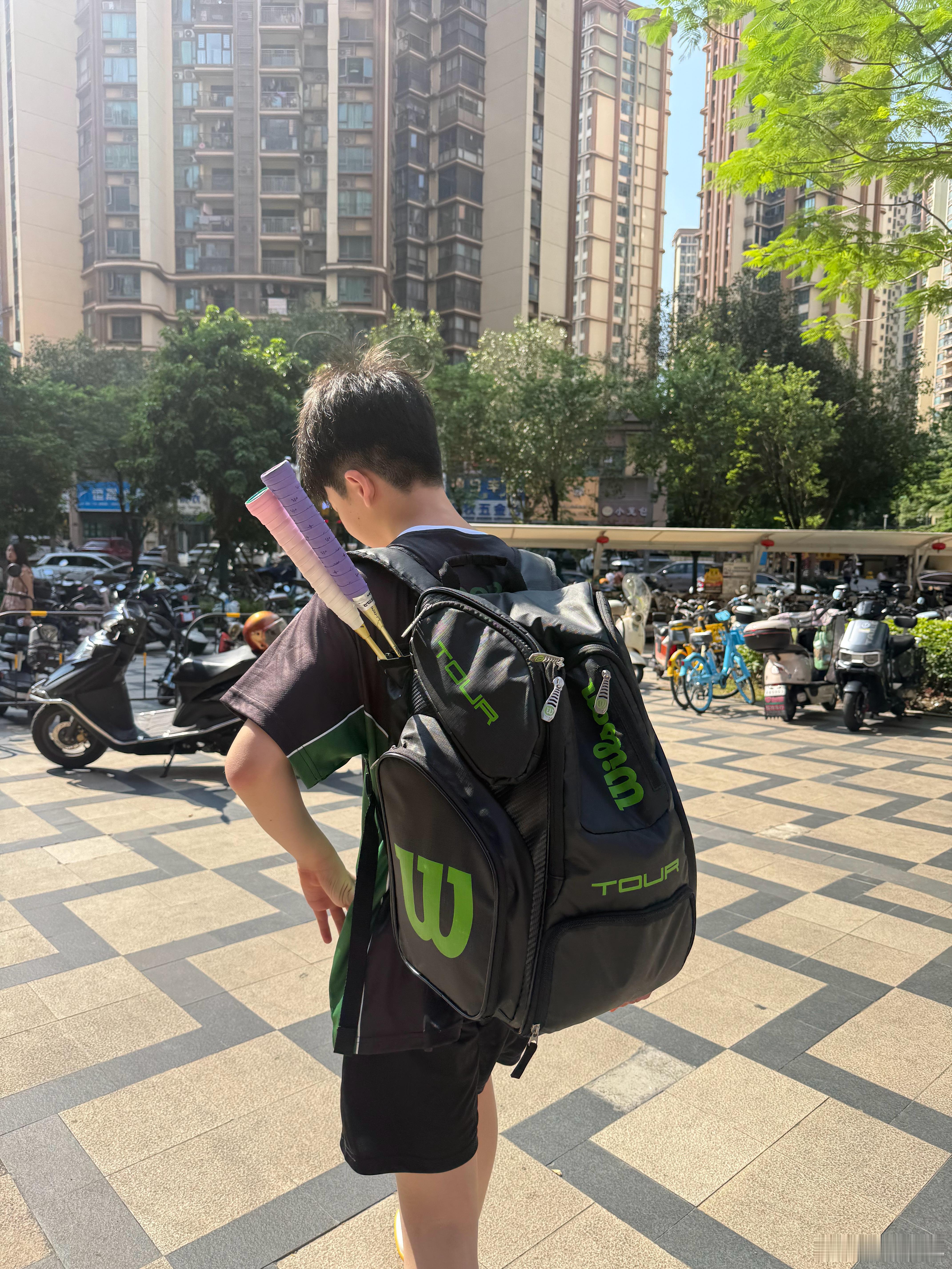 带哥哥去打球🏸 
