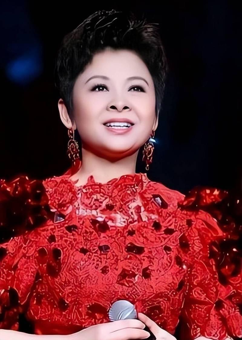 1980年，一个男人把董文华约到一个无人的地方，对她表白心意，没想到，董文华却沉
