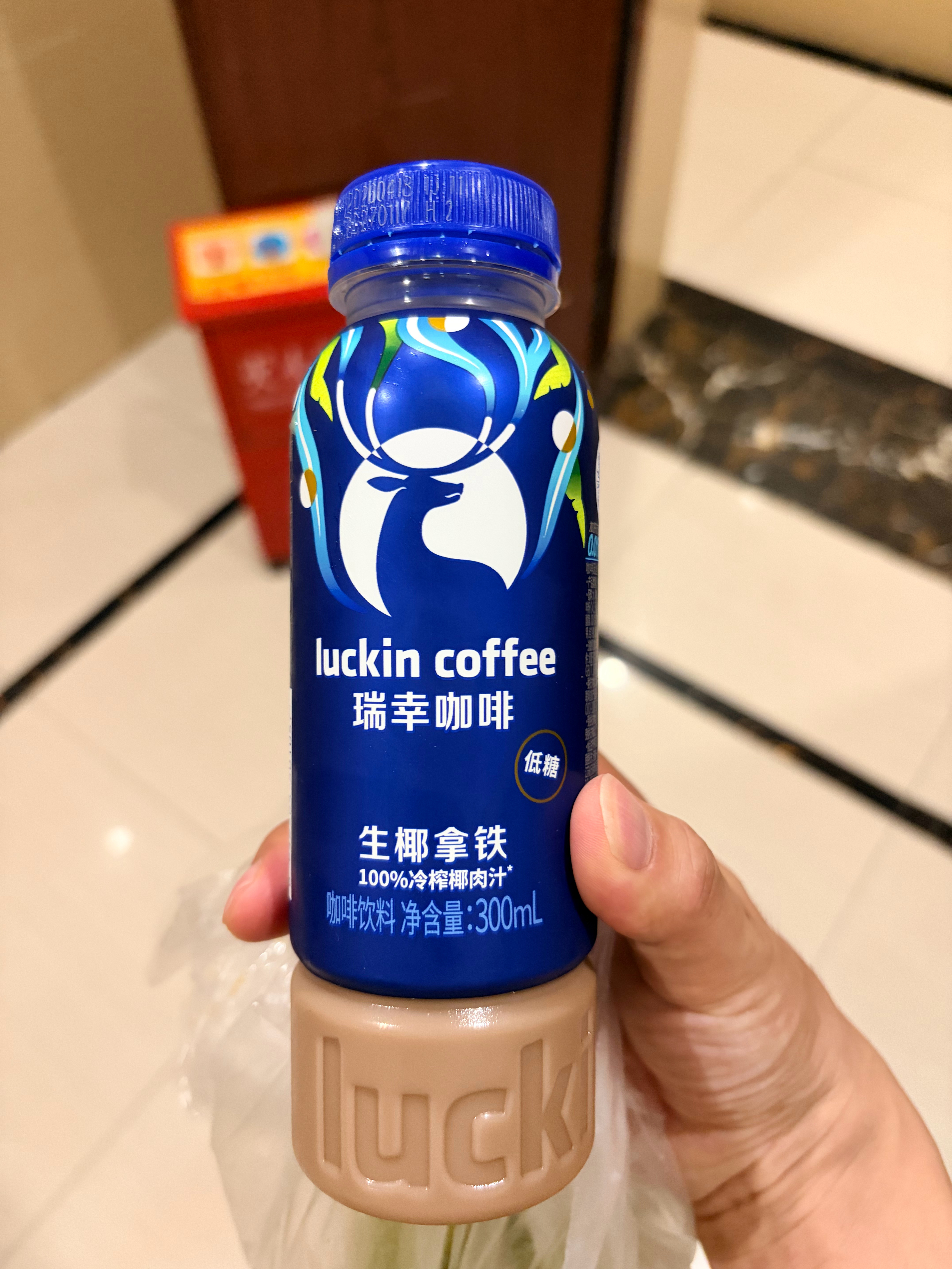 瑞幸这生椰拿铁好喝，价格不贵，以后不买星巴克了。 （买了几瓶过几天出门路上喝的）