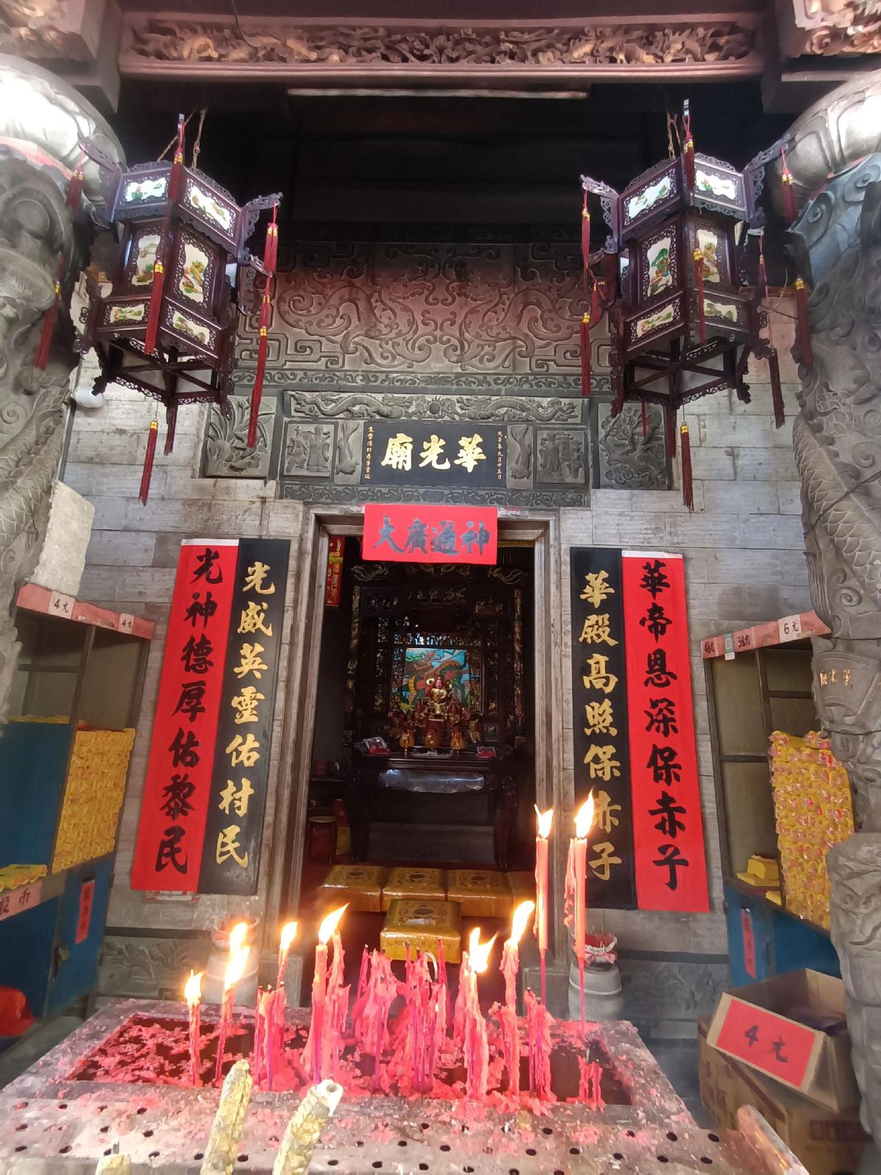 湛江南国热带花园，是我在城市中见过最大最越性的花园。静觉寺这名字很吸引我，谁知去