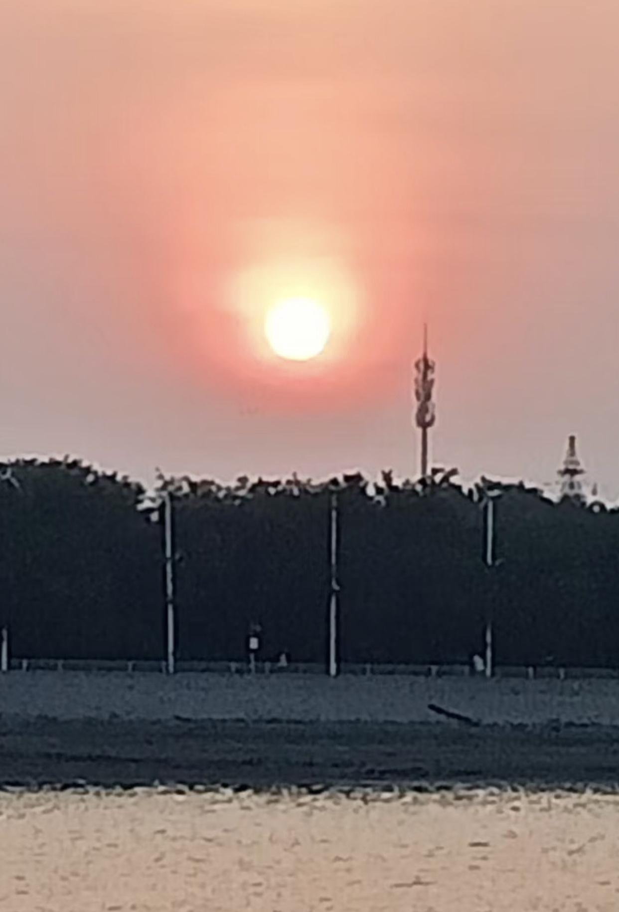 ［下联】向晚流云驻远山；长弓邀对我对的上联是，临晨霞蔚倚长亭。