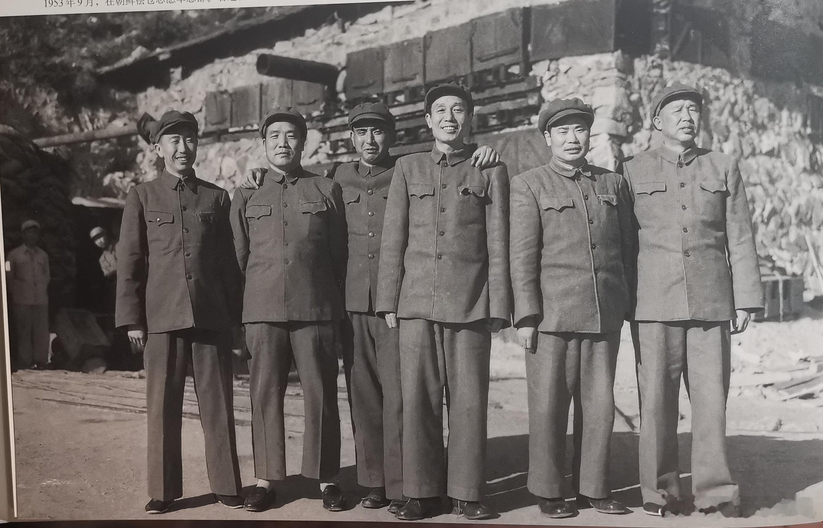 请朋友们认一认，1953年9月的中国人民志愿军总部首长一一地点：朝鲜，桧仓。左起