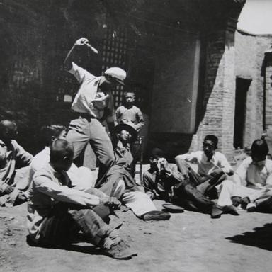 1938年，特务去小学抓地下党员杨文海，谁知刚到校门口，恰巧就碰到杨文海，特务赶