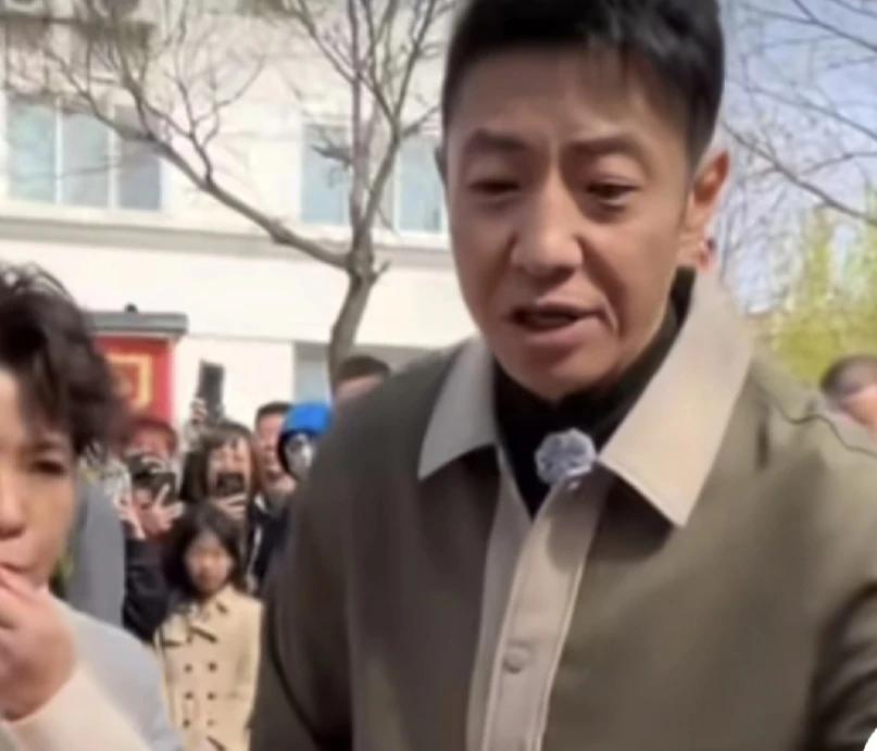 撒贝宁逛早市，他看到街边有卖樱桃的，毫不客气指着摊贩摆放着的色泽红艳的樱桃说“感