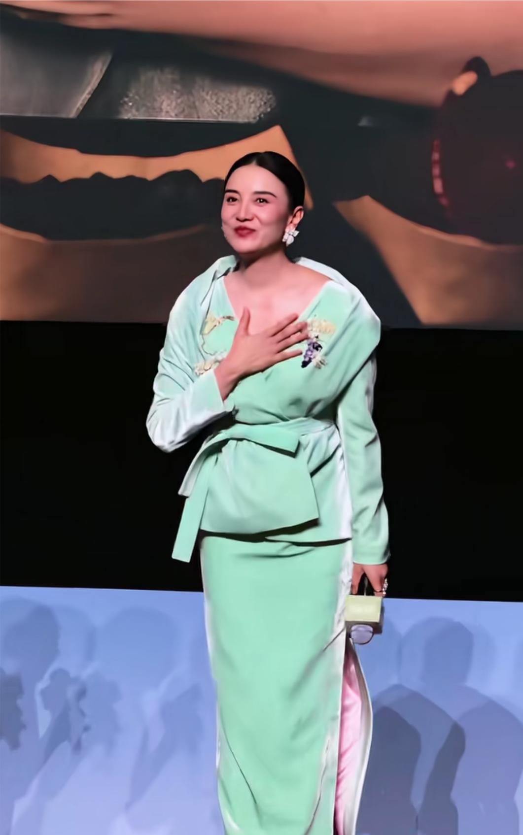 宋佳出席上海活动，穿着一身绿色裙惊艳亮相，高挑的身材，红光满面，扎着低丸子头，一