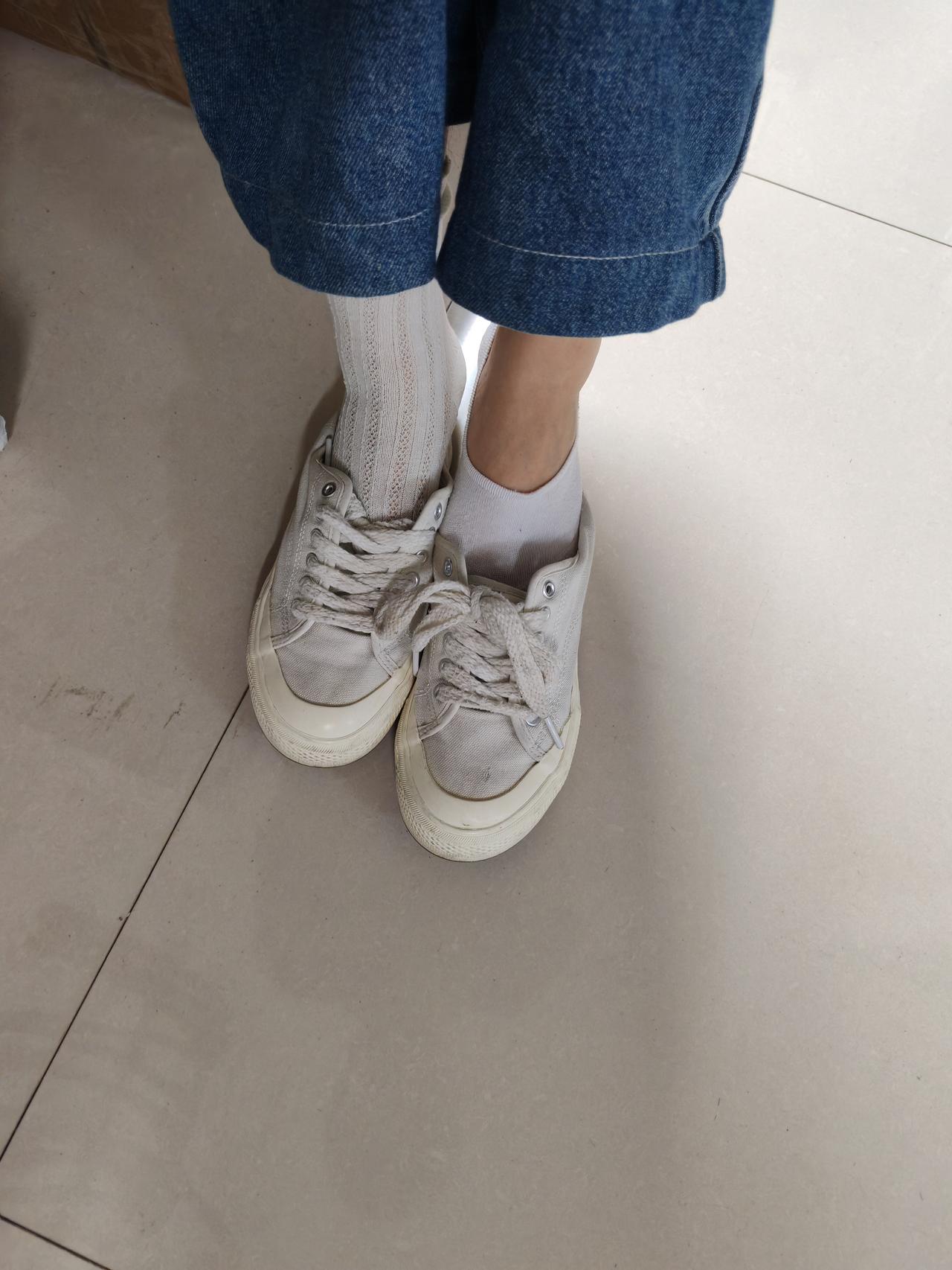 起床起晚了，袜子拿到上班的地方再穿，结果天塌了.在家日常上班 今天上班闲了点