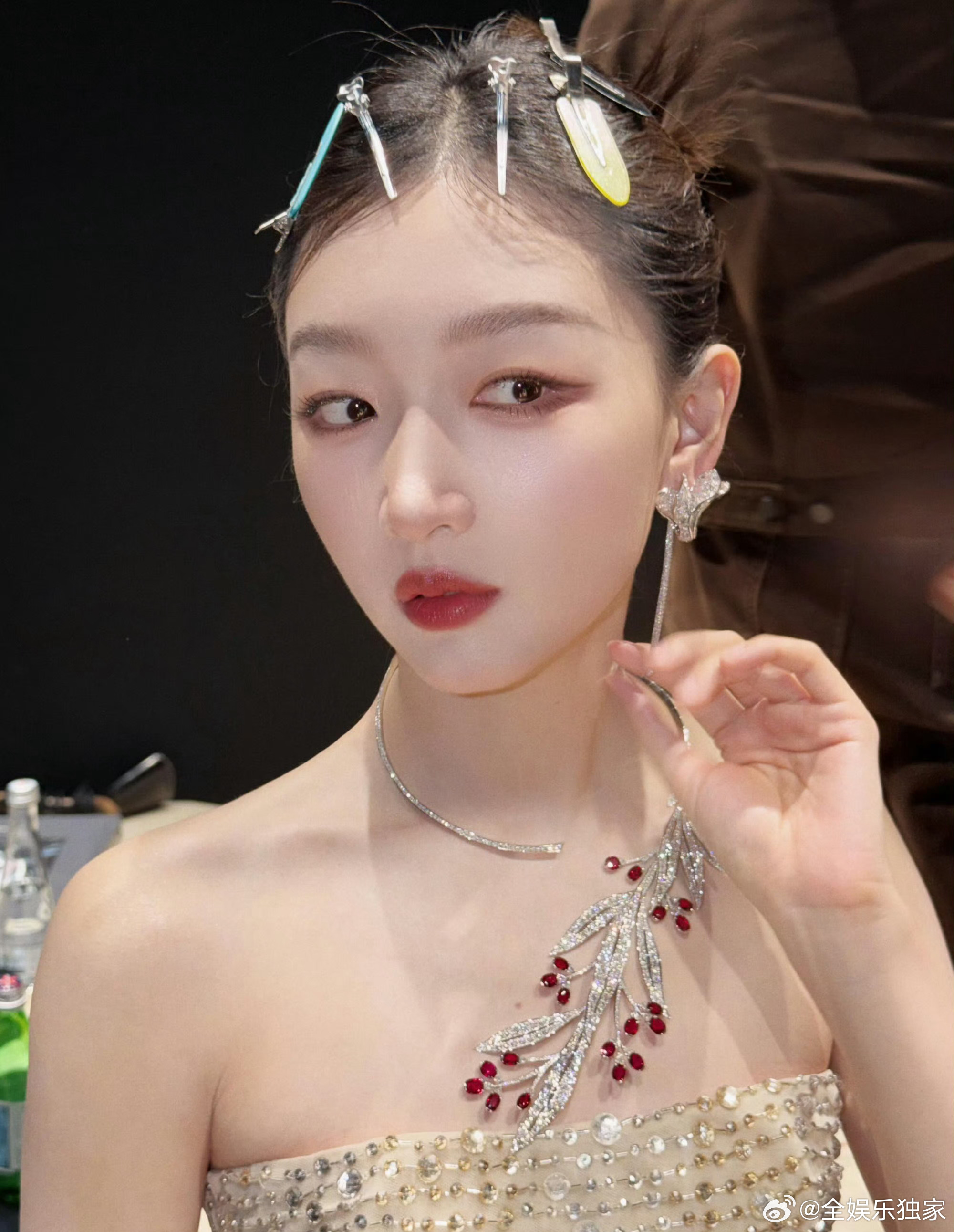 摄影师太会拍了！顶光把周冬雨的五官立体感拉满，那种若即若离的神秘感，让人忍不住想