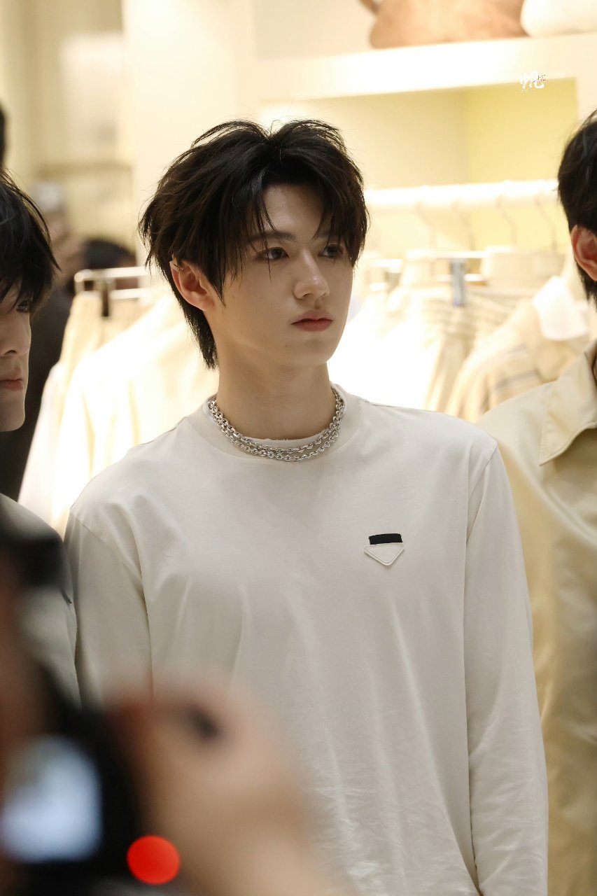 朱志鑫allwhite造型朱志鑫的胸肌 朱志鑫的胸肌！ 