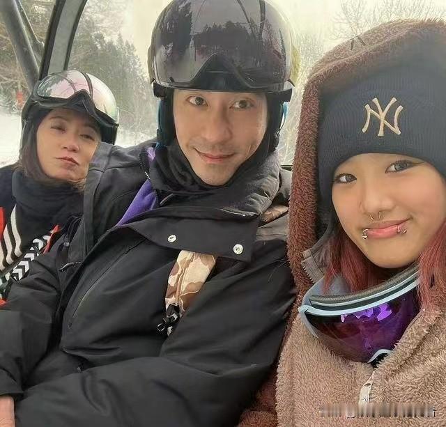 贾静雯真的不在意女儿的行为吗？被问到会不会约束女儿的一些行为，贾静雯说：“她很健