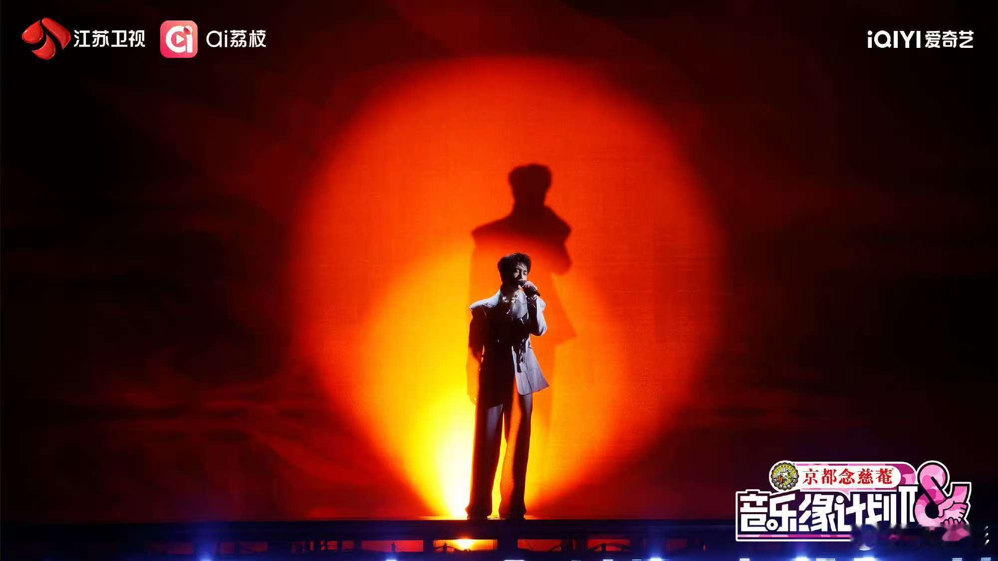 黄子弘凡身披落日余晖  又是给我们带来了赏心悦目的一种画面感的呀，说实话《音乐缘