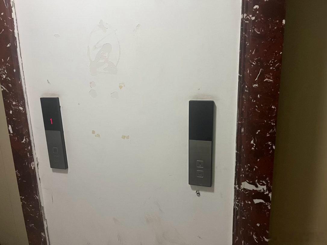 第一次被困电梯 