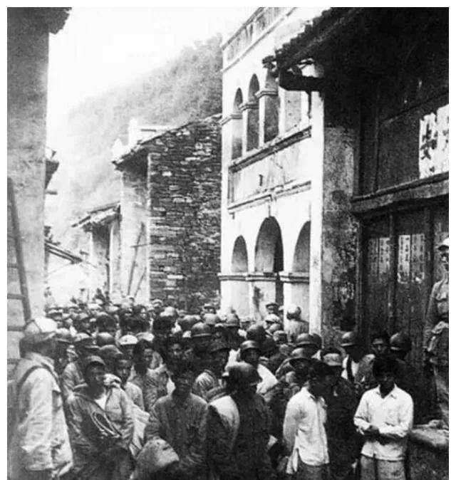 1948年，罗广斌被叛徒供出，特务知道他是国民党司令罗广文的弟弟，在抓捕之前给罗