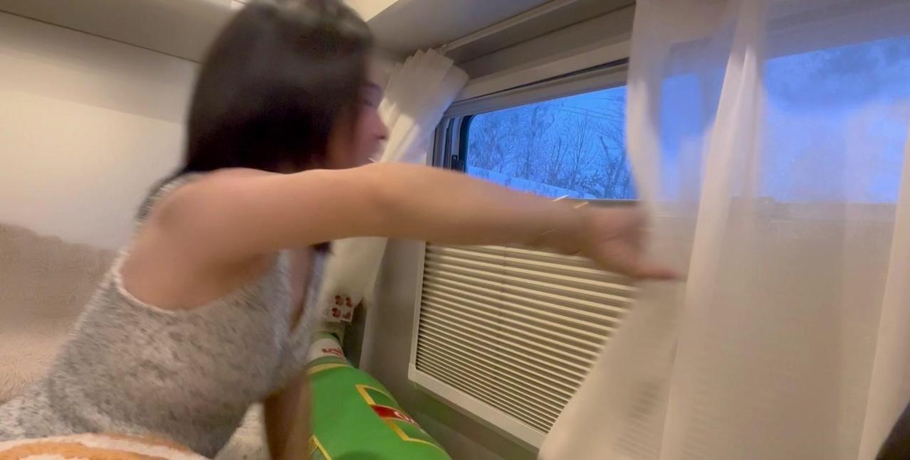 在阿勒泰的雪天里醒来，帐篷几乎被雪埋住，连门都找不到了。赶紧拿扫把扫开积雪，生怕