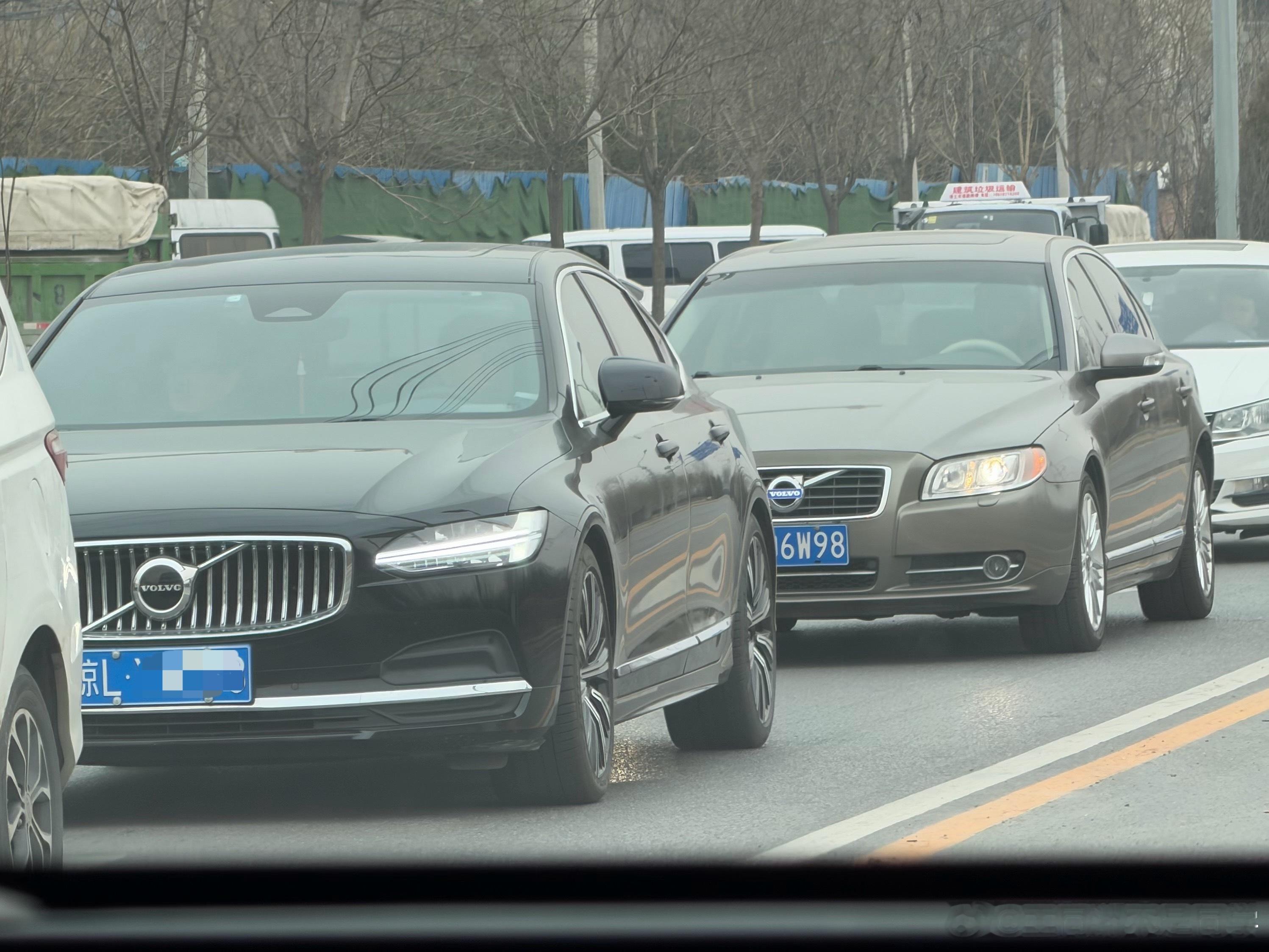 不同时代的旗舰聚到一块S90和S80，雅，非常雅SPA时代的沃尔沃设计语言已经十