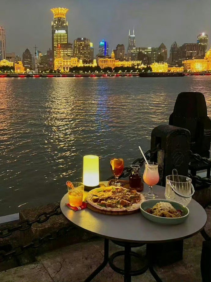 有个男生要问我：跟女孩子吃饭如何判断对方有没有吃好？如果直接问她“吃饱了吗？”，