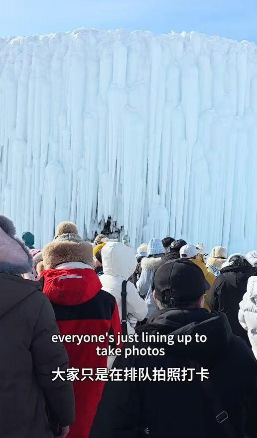 外国游客被长白山百万皇冠整破防了长白山把浪漫与底气拉满！百万真金皇冠冰封冰雪中，