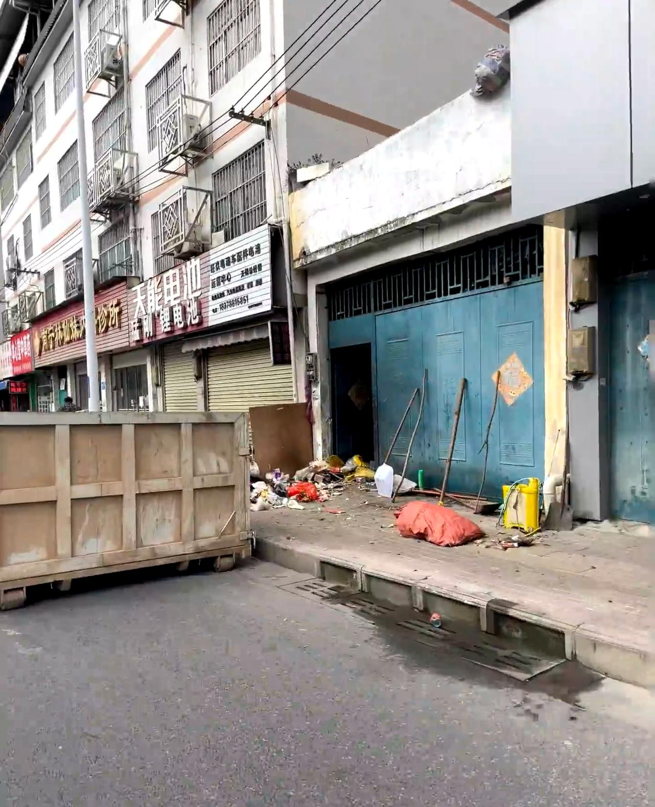 长堽路上的阿奶家被清理了。

今天中午城管执法让环卫工人清理干净，一屋子的纸皮，