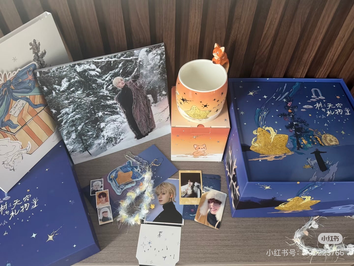 救…狐狸星星杯🥺这个生日周边大事很妙💓 丁程鑫左手是定制的拉链袖子