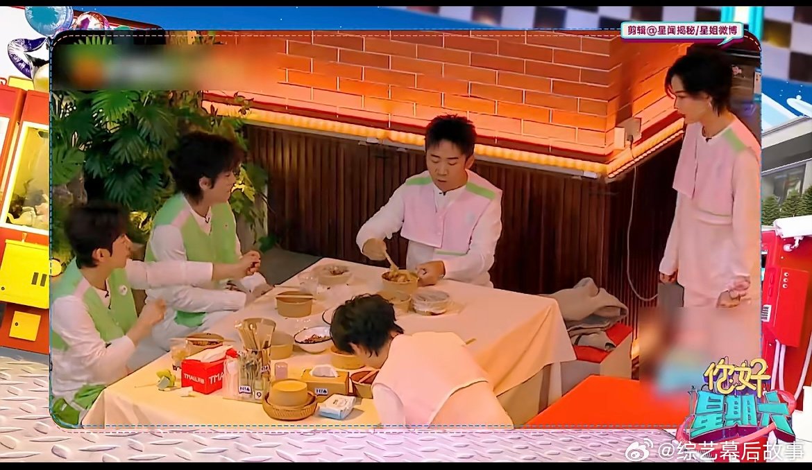 丁程鑫说还得减肥干饭现场被cue身材，丁程鑫耿直回应还得减肥，少年感与自律感拉满