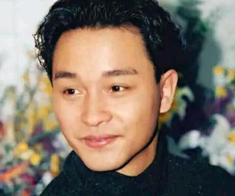 华人电影巨星档次排名：
1.独一档，在各自领域都是无敌的存在：李小龙、成龙、周润