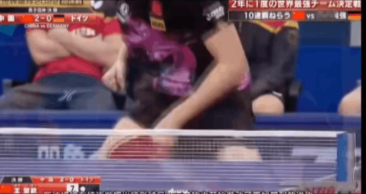 那场比赛，小莎脱了外套是不是得让他一眼就能看到她吗？
一眼就能在观众席看到自己想