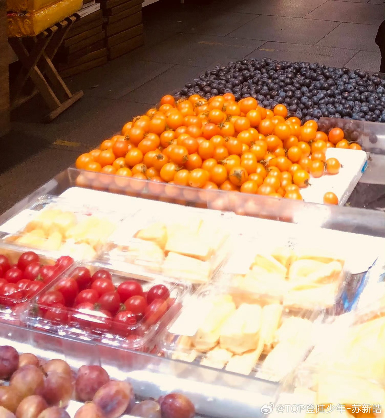 苏新皓对粉丝说我就是想你们了 苏新皓分享三种不同滴氛围感照片美食+自拍+果蔬，对