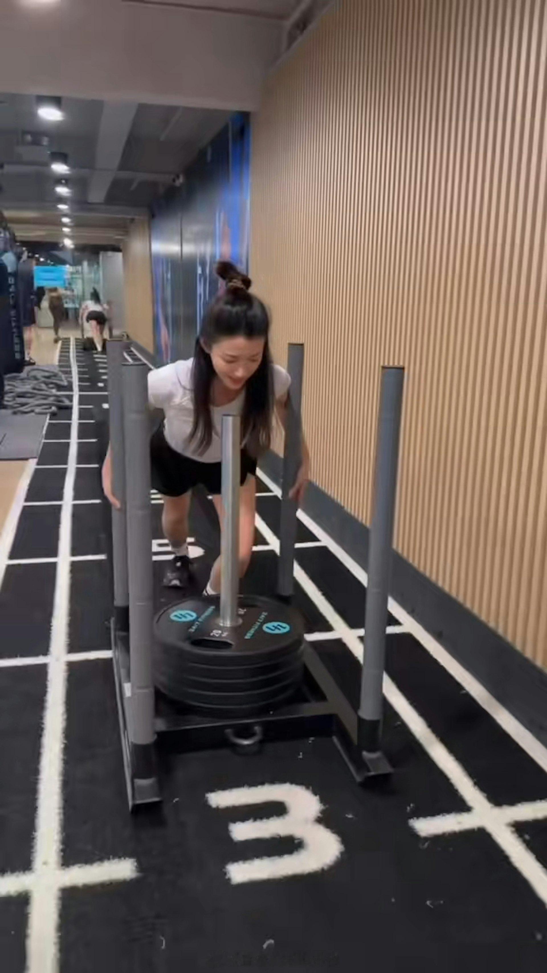 蔡思贝做gym锻炼片段流出 曝光最新动向努力操练迎接高强度挑战现年35岁的视后蔡