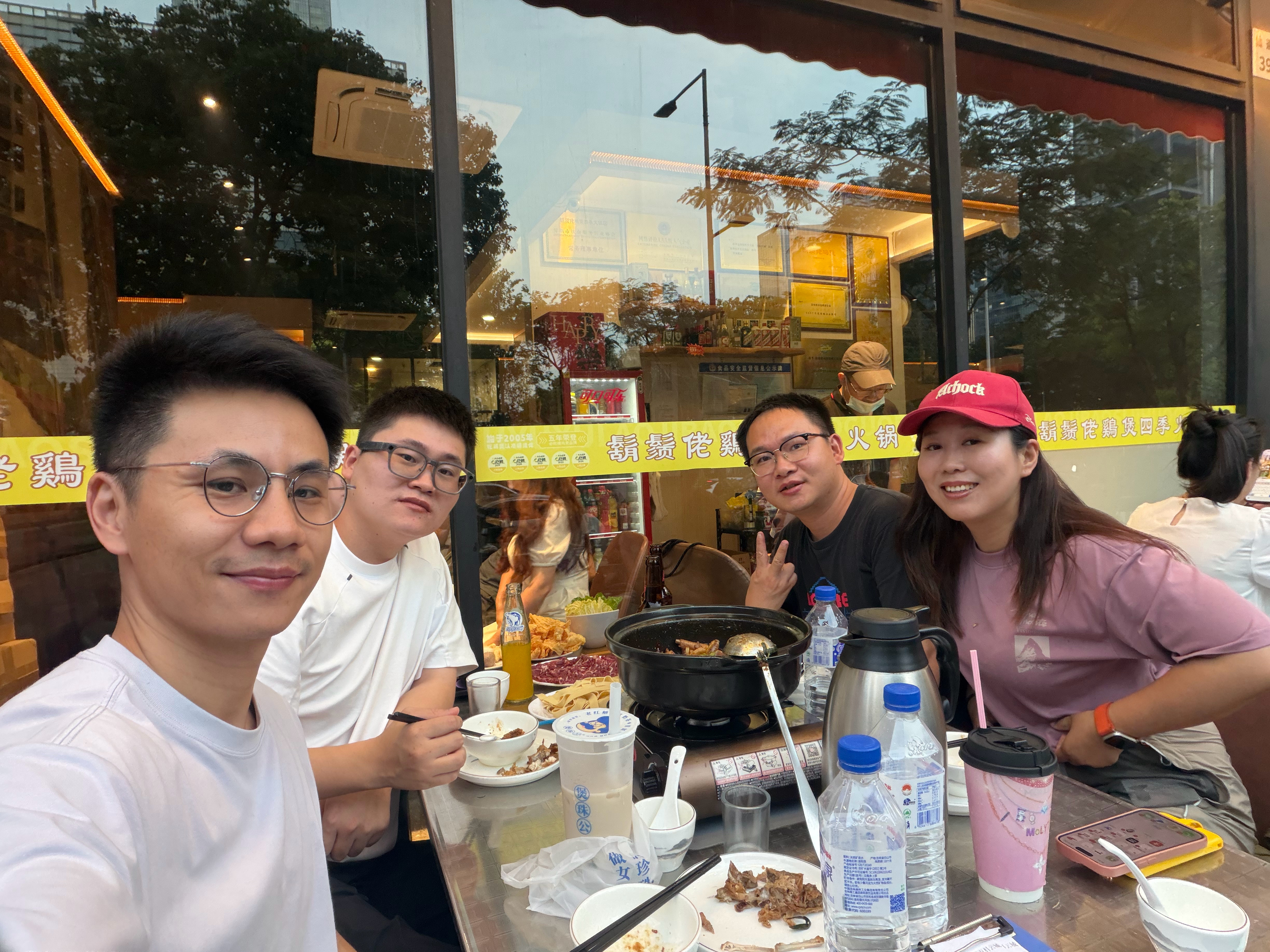 跟深圳的老同事吃个饭，都是一起奋斗过的革命友谊，每年要见一次的。明天见另一个老同