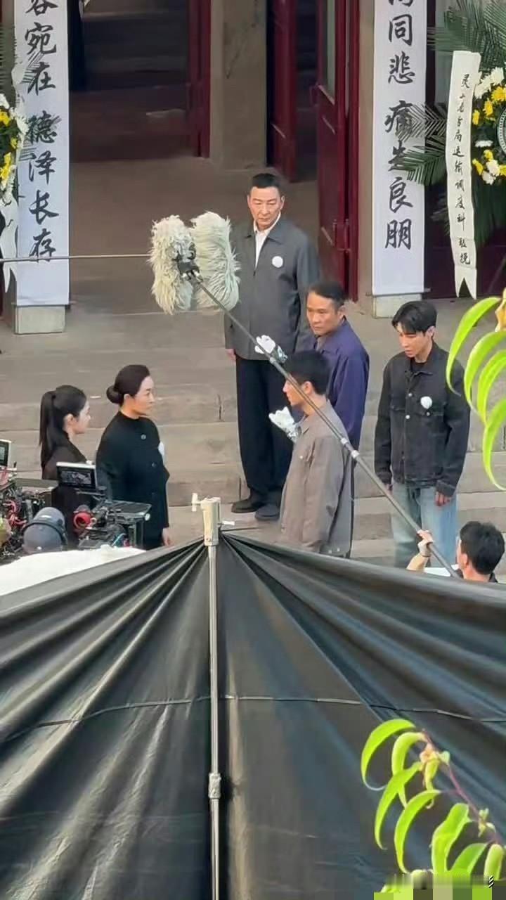 陈晓与宋轶拍摄新剧《海之上》时，一场掌掴戏份被对面高楼的代拍抓拍下来。隔着远距离