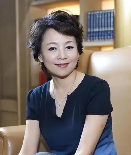 张瑜在采访里突然落泪，说这辈子最后悔的，就是错过了当年那个真心实意对她好的男人。