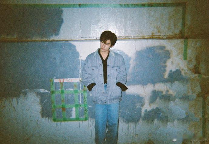 易烊千玺24岁庆生照  易烊千玺良夜焰火生日照 于良夜焰火中，易烊千玺开启 24