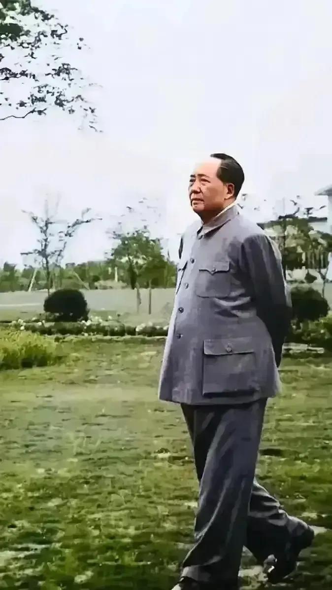 🍀请停留几秒，为伟人点个赞送朵花💐
《毛主席的神来之笔》
在赤水河畔，历史铭