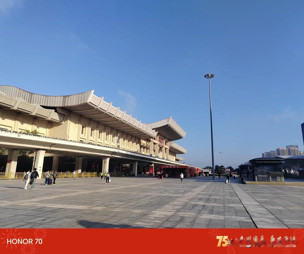 早晨上晨读课，早去了六分钟，三班的学生都已经拿起来书读了，我在班里停留了几分钟又