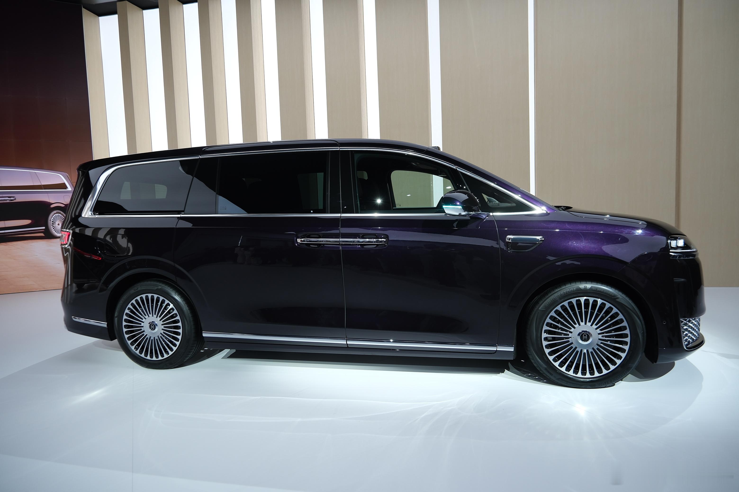 华为⾸款MPV智界V9北京车展探馆华为首款旗舰MPV智界V9，现场看实车，这台车