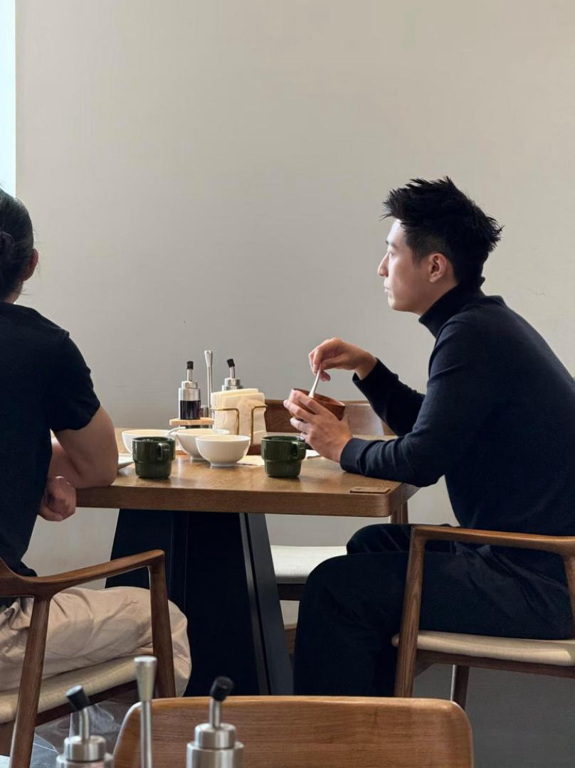 38岁窦骁在新疆乌鲁木齐旅游被偶遇，他真人看起来很年轻，打扮时尚有型，坐在餐厅里