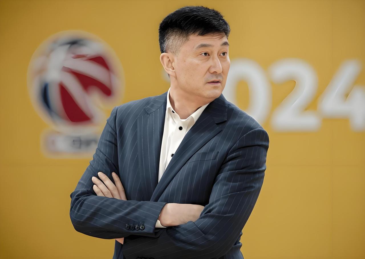 有人说杜锋当年是因为四次赢日本才下课的，我一开始以为是网友输急了编的气话，特意翻