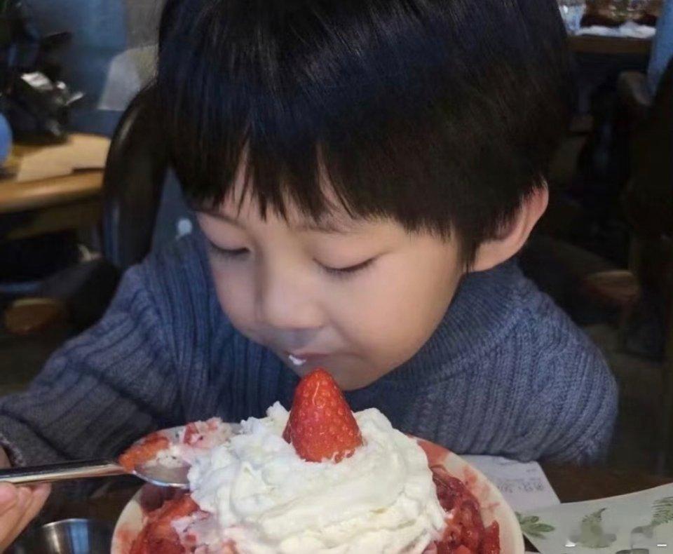 带儿子出门吃饭，结果他只吃冰淇淋🍦现在的小孩都这样吗？ ​​​