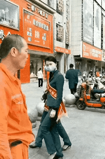 这家伙想不通？
我是谁啊？今儿我这是怎么了，我有这么大的魅力，不还是那副老面孔，