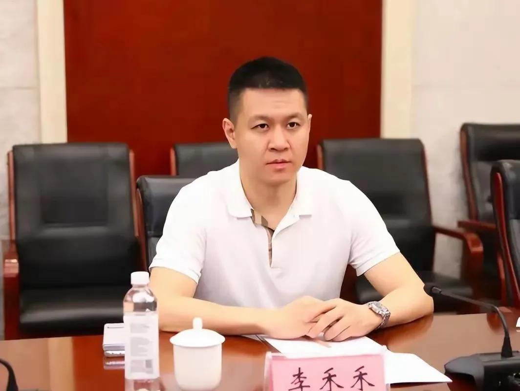 阎维文的女儿和李肇星的儿子，现在已经是儿女双全的四口之家。
阎维文女婿李禾禾，是