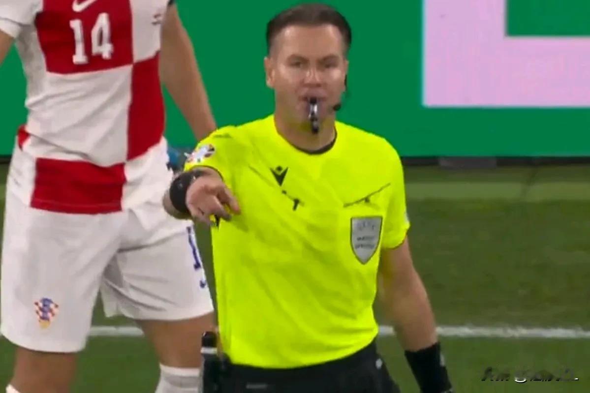 欧洲裁判也黑，长达8分钟的补时依据是什么？为了确保意大利晋级，在对阵克罗地亚的下