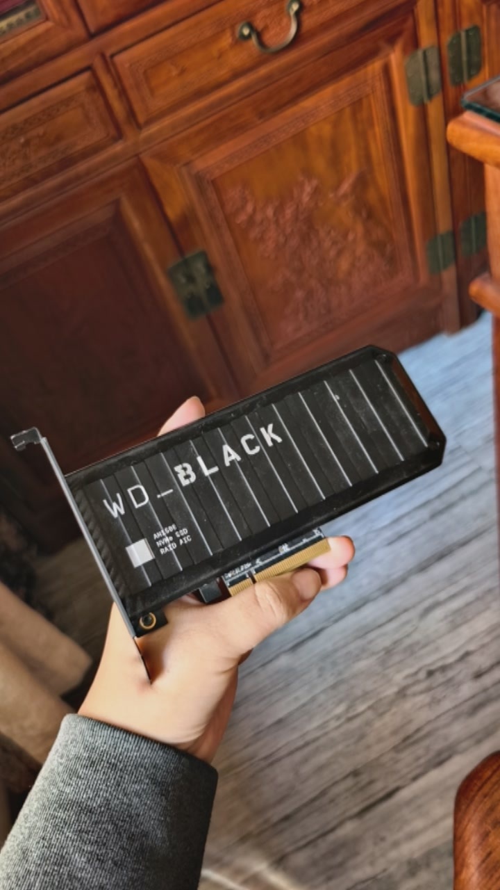 昨天翻出来的另一个宝贝。8TB PCIE RAID固态，还带RGB 