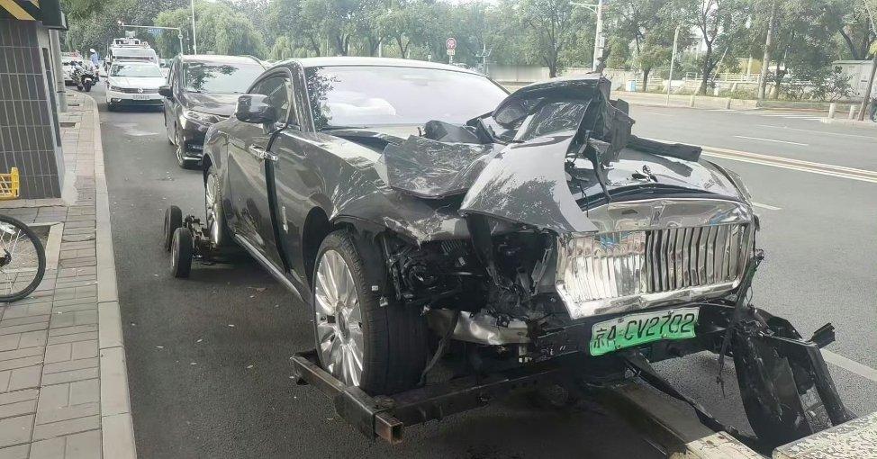陈震闪灵震哥的实力不买商业险也没问题这个事故众说纷纭，蹲个后续通报 陈震劳斯莱斯