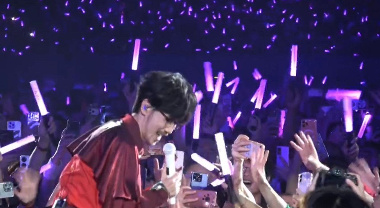 周传雄台上唱《北极雪》时清冷破碎，深情氛围感拉满。下台后秒变宠粉狂魔，一路热情握