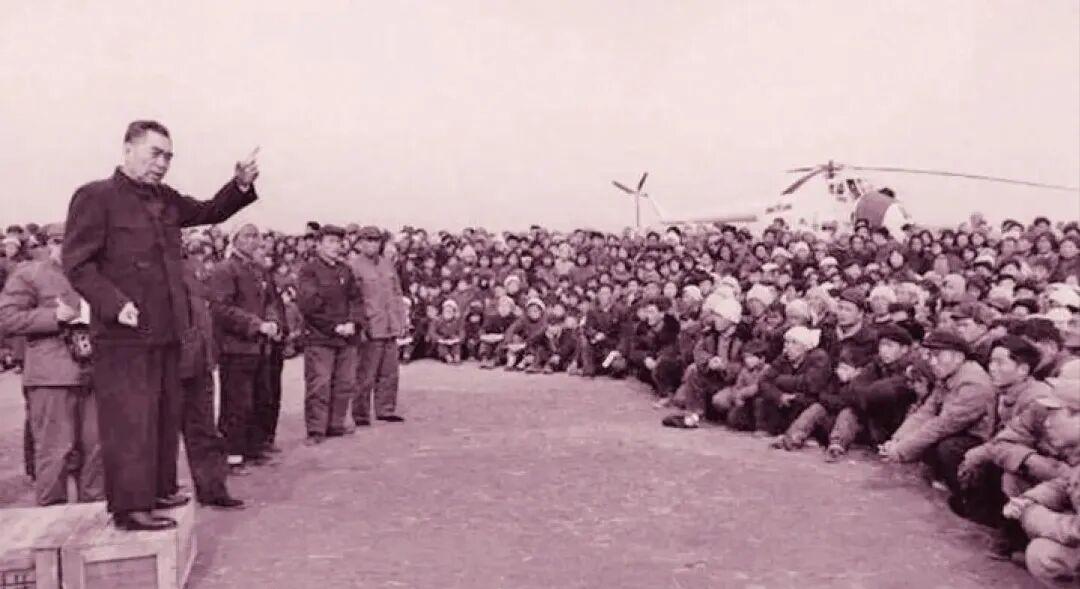 1966年3月，周恩来在邢台地震灾区向群众讲话