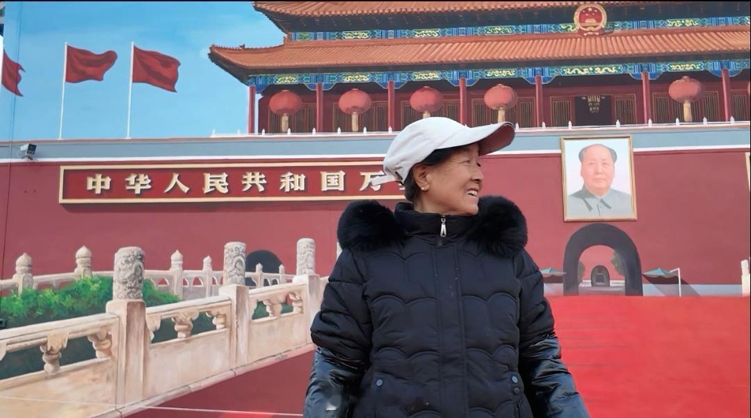 陕西永利村的墙绘天安门。看到这些照片，你就会明白——教员和天 安门在中国老百姓心