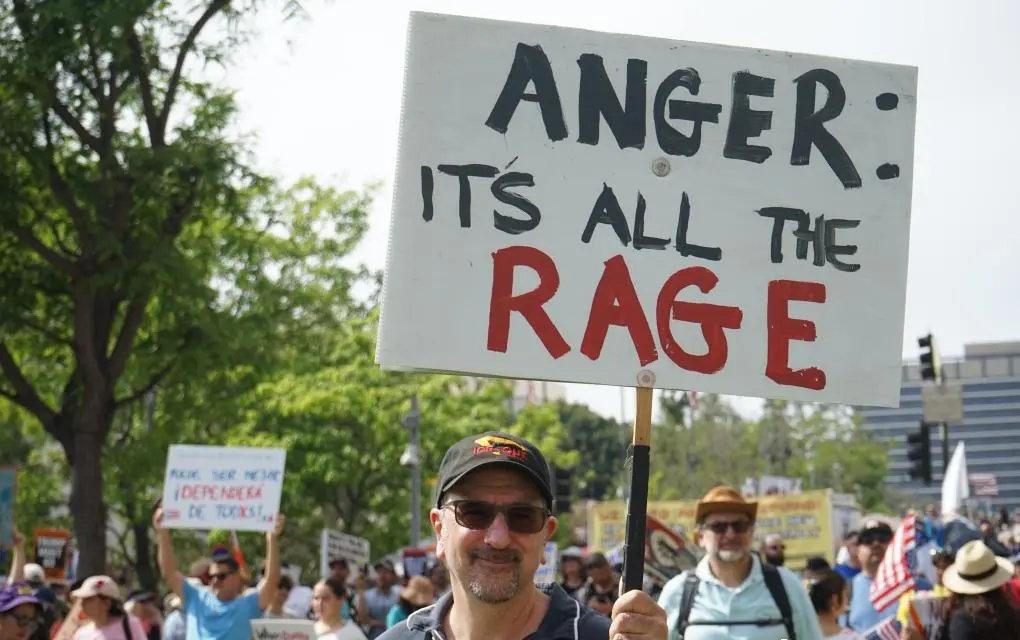 分享网易新闻《“不要国王！”遭遇“全球羞辱时刻”，“不满意率”创新高，特朗普仍在