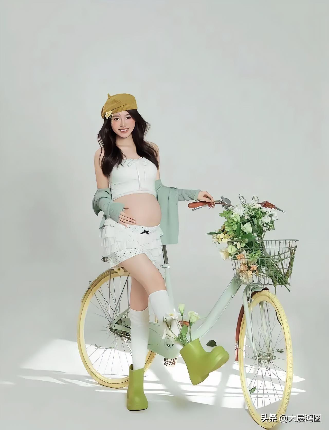 元气满满的孕妈妈骑着小单车，尽情享受美好时光！🌸🚴‍♀️👩‍❤️‍👩
甜