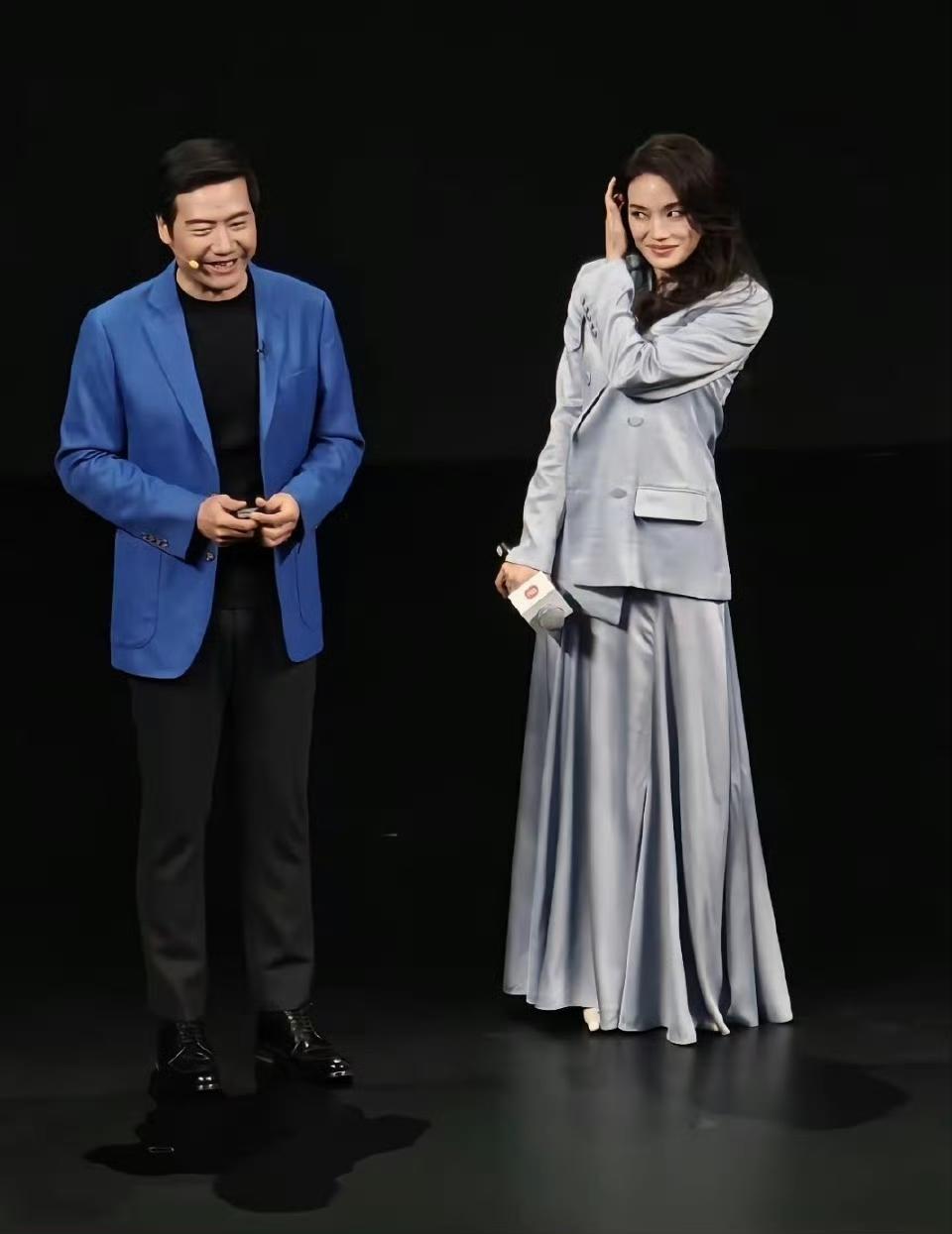 舒淇与雷总步入中年，却依然保持着内心的纯粹与那份独特的腼腆气质，不经意间流露出的